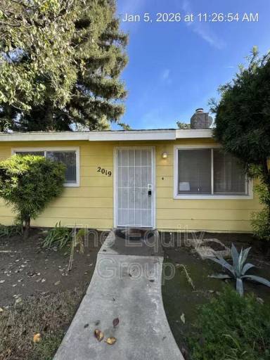 Main picture of 2015 E Walnut Ave