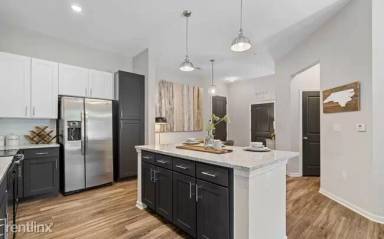 Main picture of 5016 Larkin St