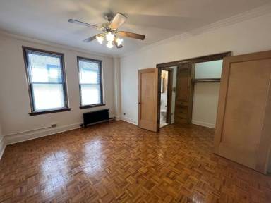 Main picture of 429 W Roscoe St