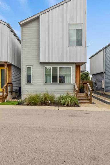 Main picture of 705 N Bluff Dr