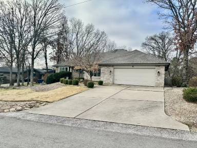 Main picture of 4 Lois Ln