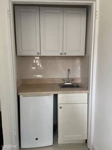Main picture of 49 W 11th St