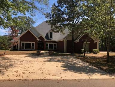 Main picture of 101 Edgewater Cv