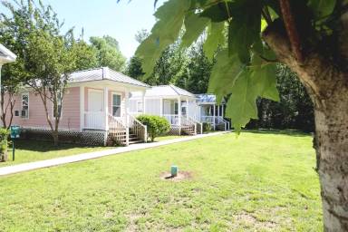 Main picture of 25 Cottage Grove Dr