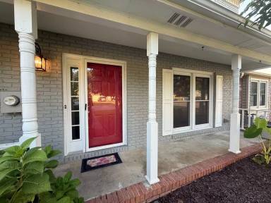 Main picture of 1820 E Brownstone Ct SW