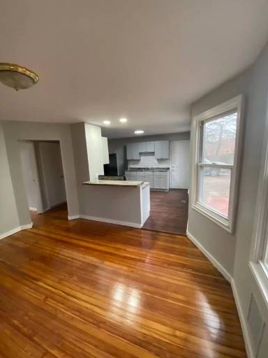 Main picture of 925 Burnside Ave