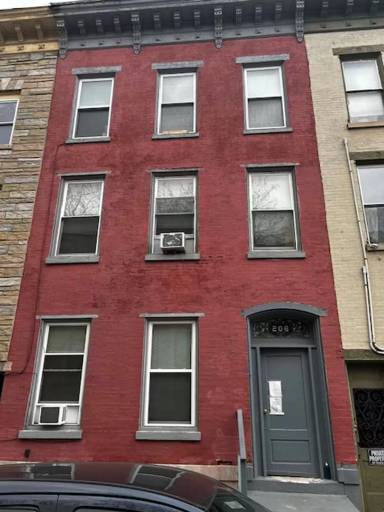 Main picture of 206 S 3rd St