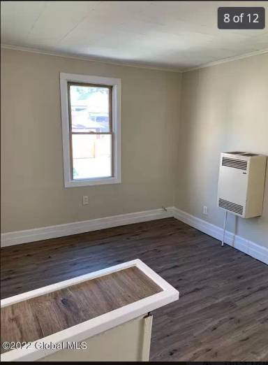 Main picture of 660 3rd Ave