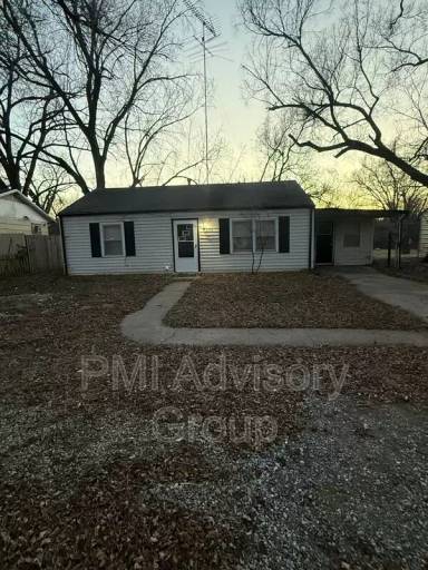 Main picture of 3365 SE Girard St