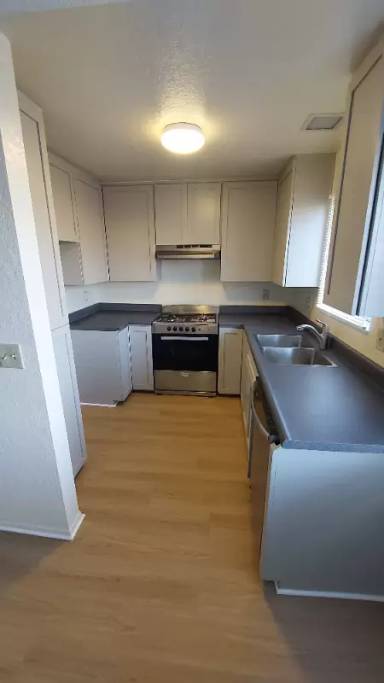 Main picture of 4040 W 130th St