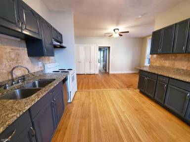 Main picture of 3225 N Clark St
