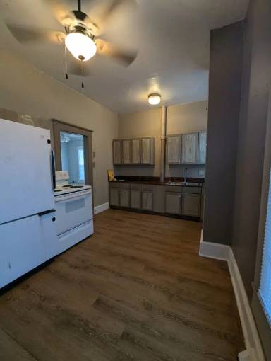 Main picture of 413 S Broadway St