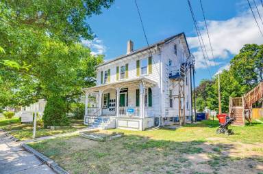 Main picture of 204-204 1/2 Atlantic St