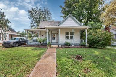 Main picture of 106 3rd Ave