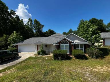 Main picture of 16 Redwood Dr