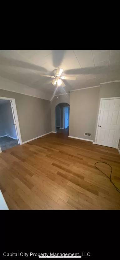 Main picture of 100 N State St