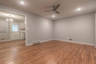 Main picture of 8312 E 105th St