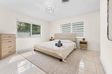 Main picture of 2128 Dock St