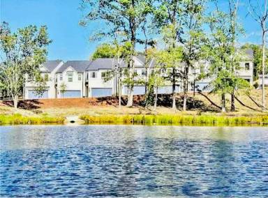 Main picture of 1101 Holland Pl