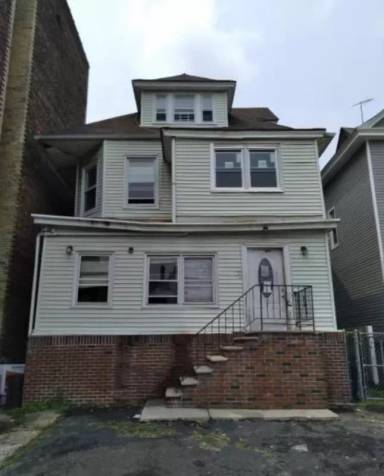 Main picture of 109 S Clinton St
