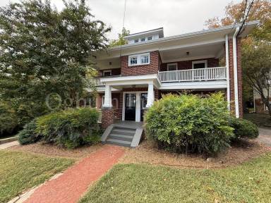 Main picture of 615 W 1st St