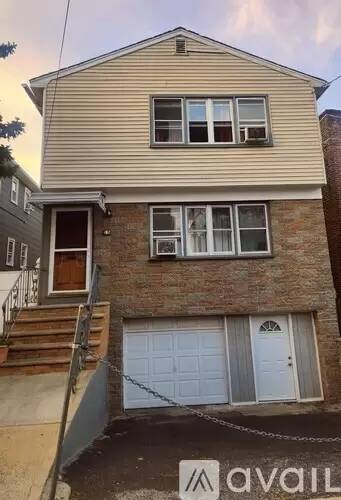 Main picture of 102 W Allen St