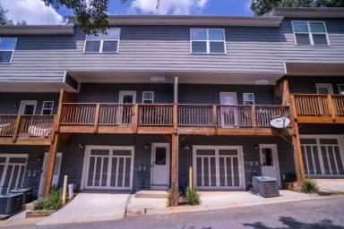 Main picture of 1365 Memorial Dr SE