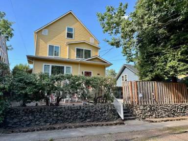 Main picture of 2625 NE Clackamas St