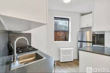 Main picture of 416 W 49th St