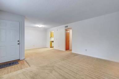 Main picture of 702 Meadowbrook Dr