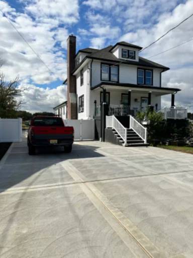 Main picture of 215 Creek Rd
