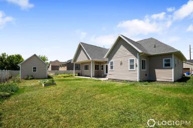 Main picture of 1027 W Timber Dr