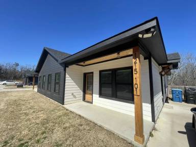 Main picture of 1215 Oak Dr