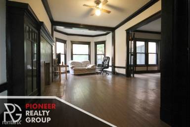 Main picture of 2418 N Sawyer Ave