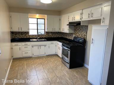 Main picture of 1004 E Rosecrans Ave