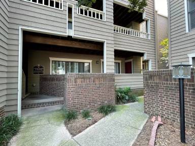 Main picture of 212 W 10th St