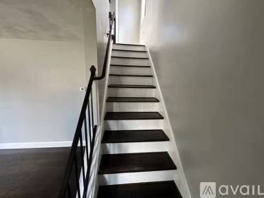 Main picture of 121 Rahe St