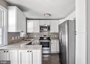 Main picture of 2617 E Maple St