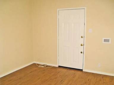 Main picture of 1105 W Roma Ave