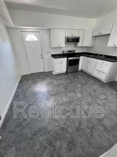 Main picture of 1702 Rhomberg Ave