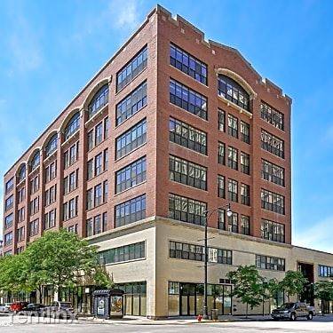 Main picture of 2036 S Michigan Ave