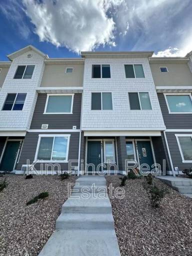 Main picture of 887 E Seaside St