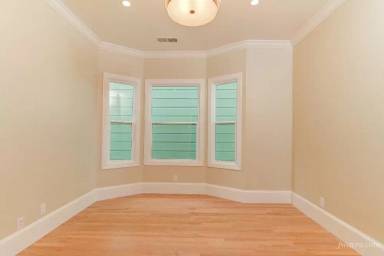 Main picture of 2588 Mission St