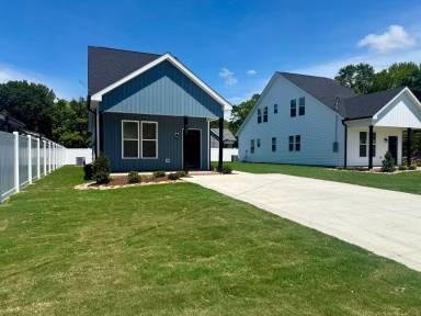 Main picture of 721 Black Creek Rd SE