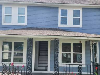 Main picture of 714 E Lamar St