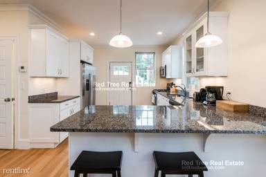 Main picture of 1 Larose Pl