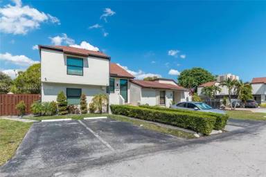 Main picture of 650 NW 98th Ct