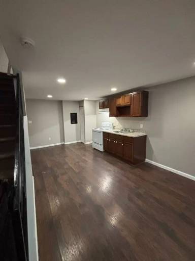 Main picture of 16 E Silver St