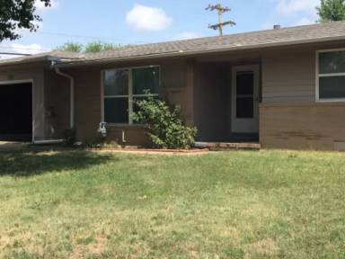 Main picture of 702 Carriage Ct