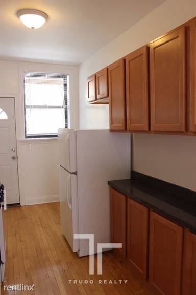 Main picture of 813 W Waveland Ave